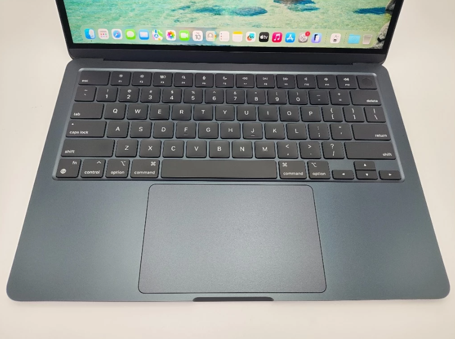 APPLE MACBOOK AIR 13" inch M2 Chip 16GB RAM 512GB SSD YEAR MODEL 2022 (Midnight color)