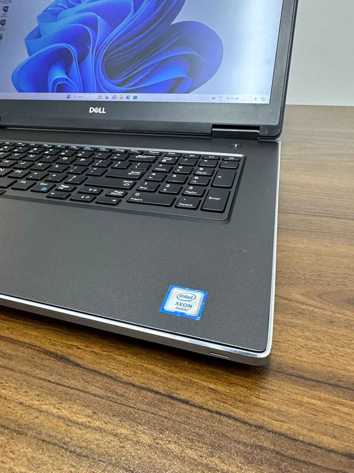 DELL PRECISION 7740 GAMING LAPTOP INTEL XEON-E2276M 32GB RAM /1TB SSD 17.3FHD SCREEN DISPLAY