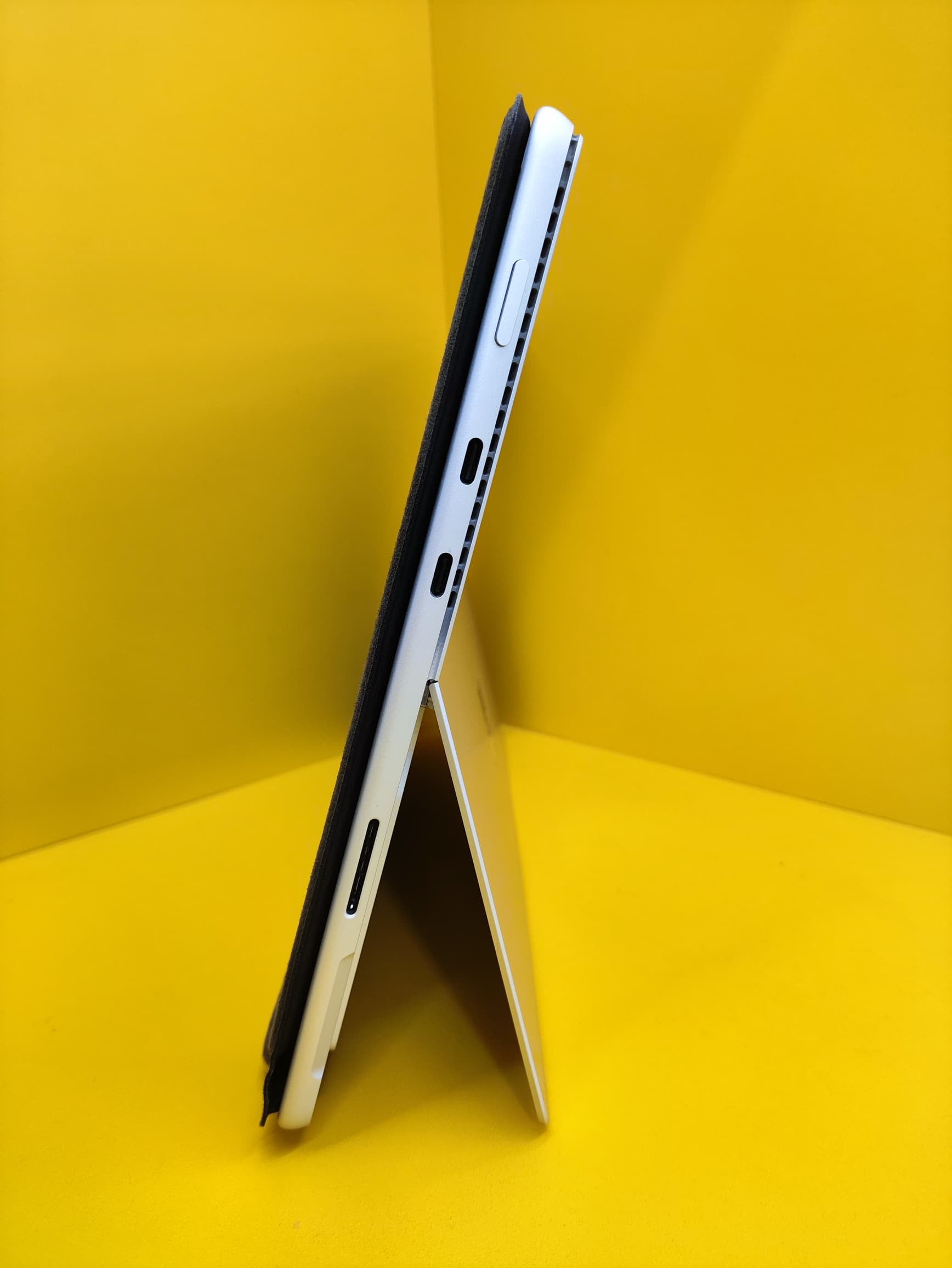 Microsoft Surface Pro 9 (1 YEAR WARRANTY ) Core i512th GEN 13" inch D