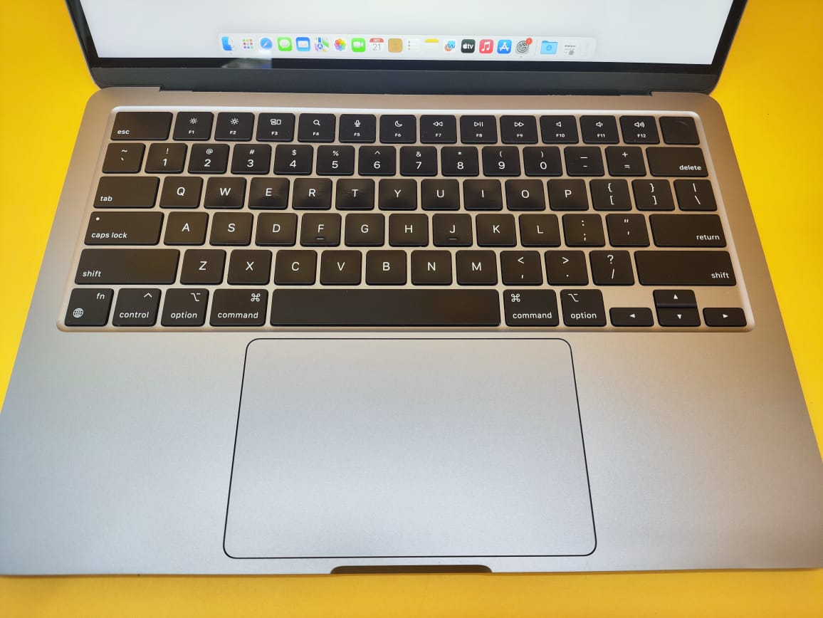 MACBOOK AIR 13 YEAR 2022 M2 CHIP 8GB RAM 256GB SSD 13.3INCH DISPLAY WARRANTY TILL AUG-2025 - Zaranet.my
